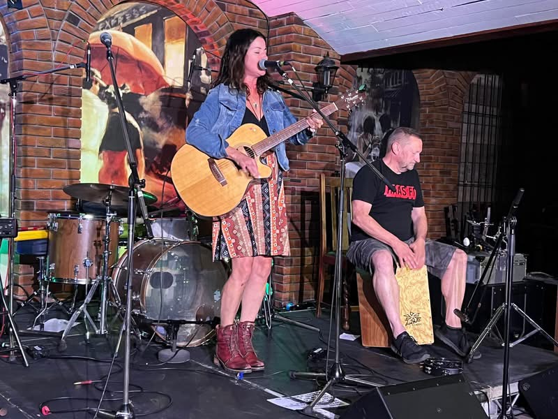 Annie Alice performing live with Stuart Hardy at Maldon Festival